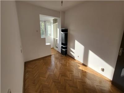 Apartament 3 camere  de vanzare  Lujerului