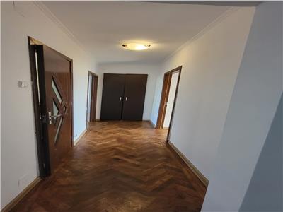 Apartament 3 camere  de vanzare  Lujerului